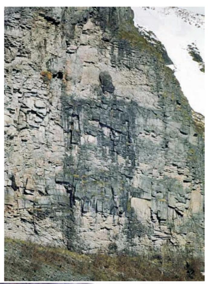 Куйва -  почти 70 метровая  нерукотворная фигура на отвесной скале , культовое место саамов , фото И.Вдовина.