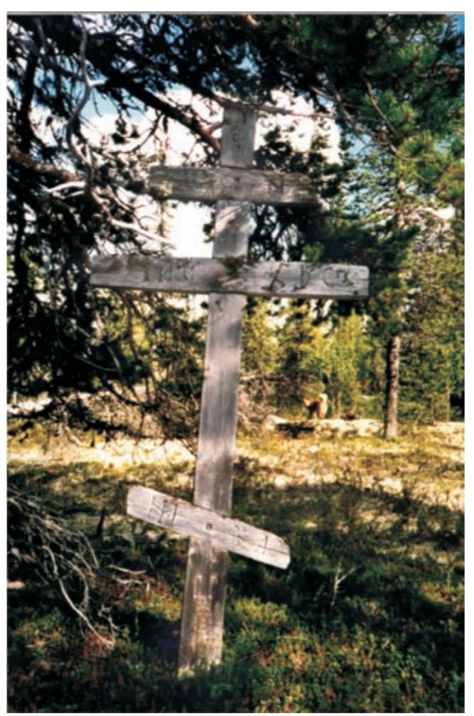 Старинный могильный крест  на кладбище  Верхнекаменского погоста , фото И.Вдовина.