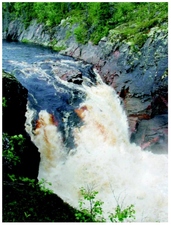 Кипящий водоворот в узком ущелье  за Пулоньгским водопадом, фото  С.Е. Парамонова.